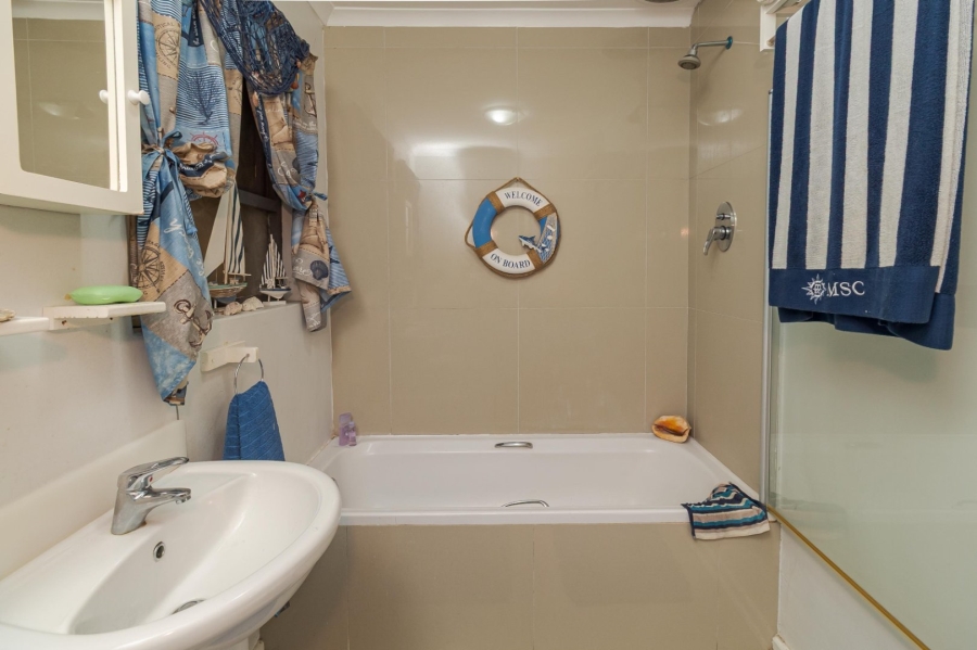 5 Bedroom Property for Sale in Loucharmante Western Cape
